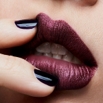 MAC Retro Matte Liquid Lipcolour Metallics-Crowned-Blackened purple (metallic) - Image 3