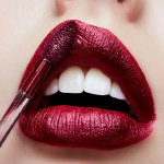 MAC Retro Matte Liquid Lipcolour Metallics-Love Weapon-Deep blue-red (metallic) - Image 3
